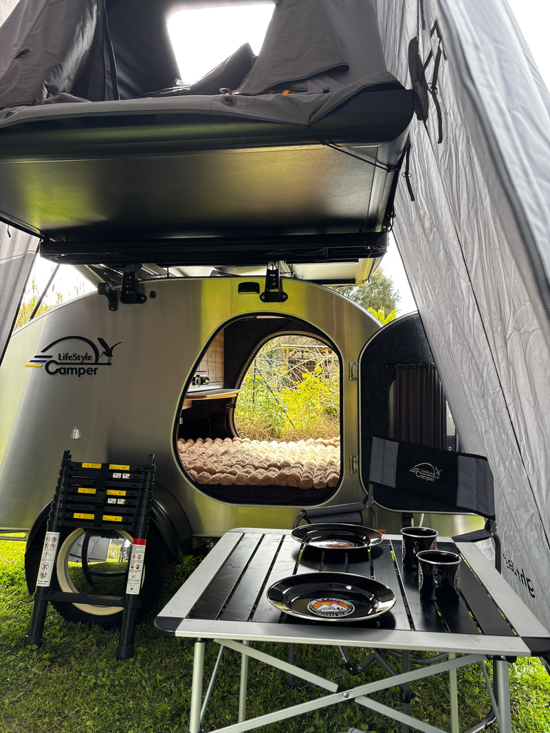 Mini-caravane Steeldrop installée en bivouac