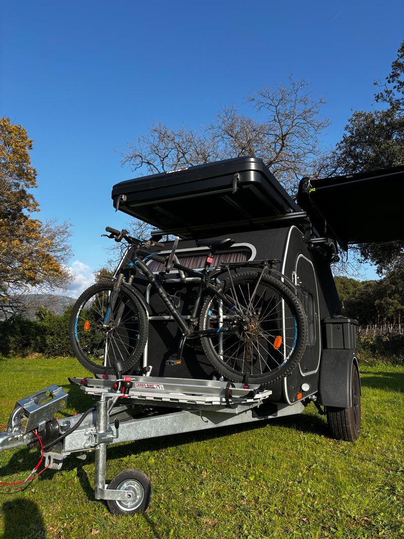 Mini-caravane X-Line équipée d'un porte-vélos