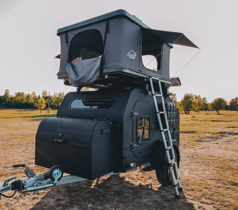 Mini-caravane X-Line Black Edition avec tente déployée