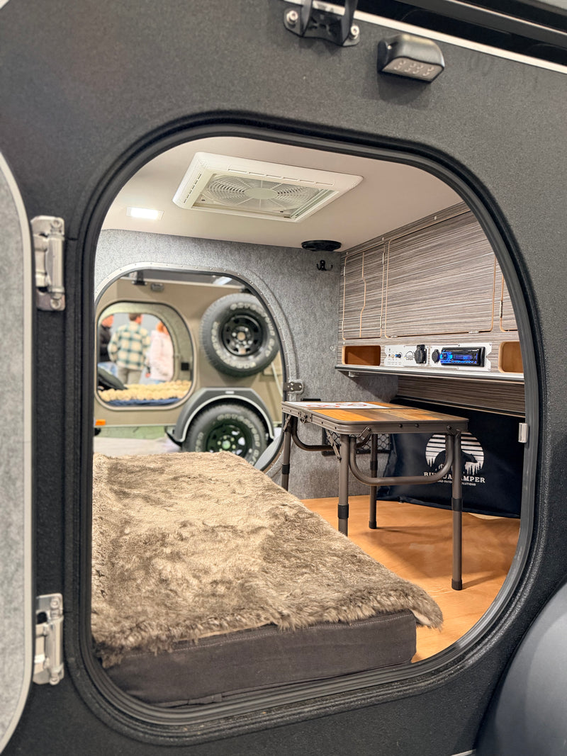 Intérieur aménagé de la mini-caravane X-Line