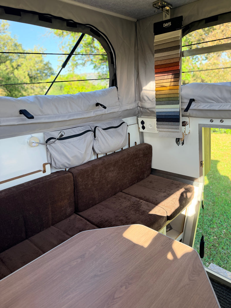 Espace repas et banquette à l'intérieur de la cellule ORMO One