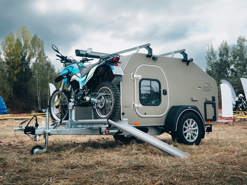 Mini-caravane X-Line LifeStyleCamper transportant une moto