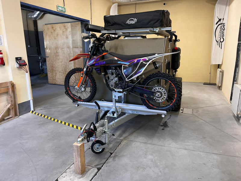 Mini-caravane X-Line LifeStyleCamper avec une moto chargée